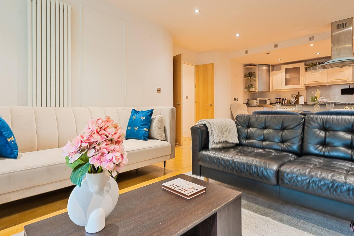 Canary Wharf Balcony & Waterfront | 2-Bed, 2-Bath4