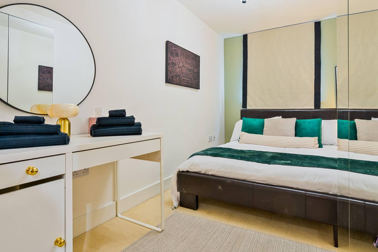 Canary Wharf Balcony & Waterfront | 2-Bed, 2-Bath5