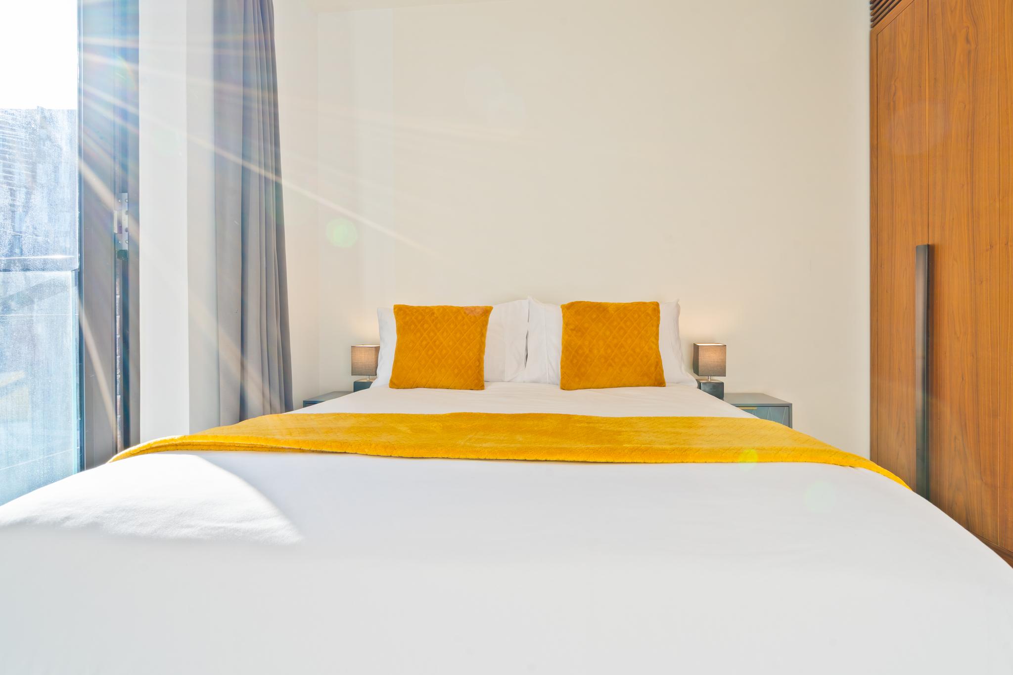 Bright 2-Bed, 2-Bath Balcony & View | Nine Elms2