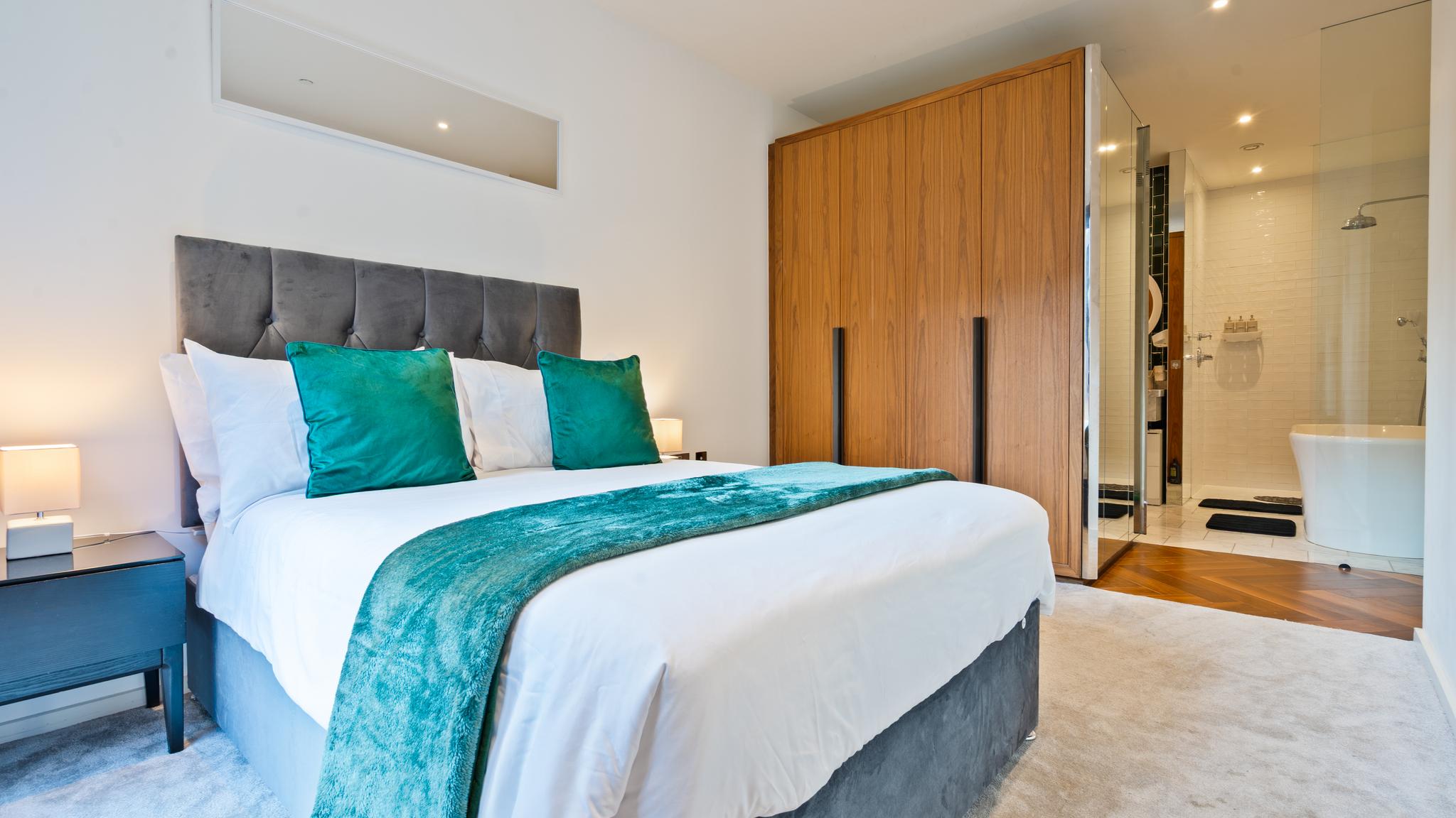 Bright 2-Bed, 2-Bath Balcony & View | Nine Elms3
