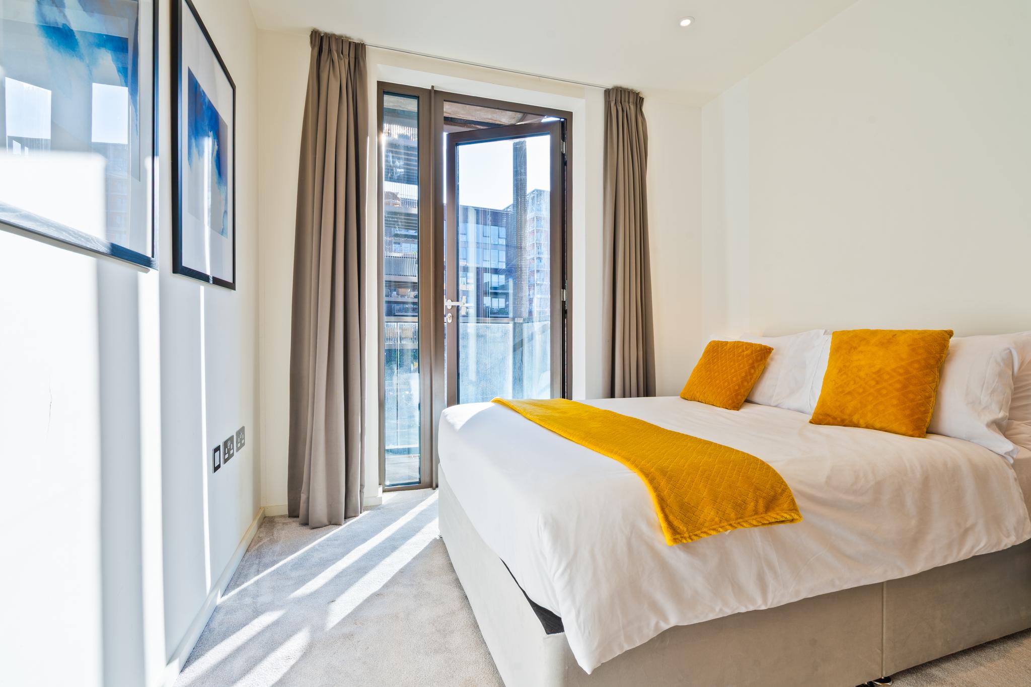 Bright 2-Bed, 2-Bath Balcony & View | Nine Elms