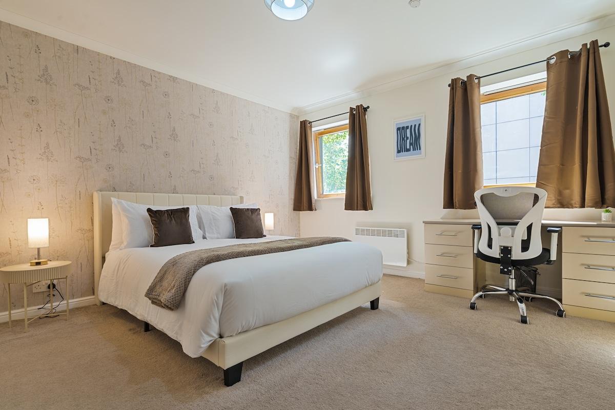 Spacious 2BR/2BA Riverside Flat | Canary Wharf3