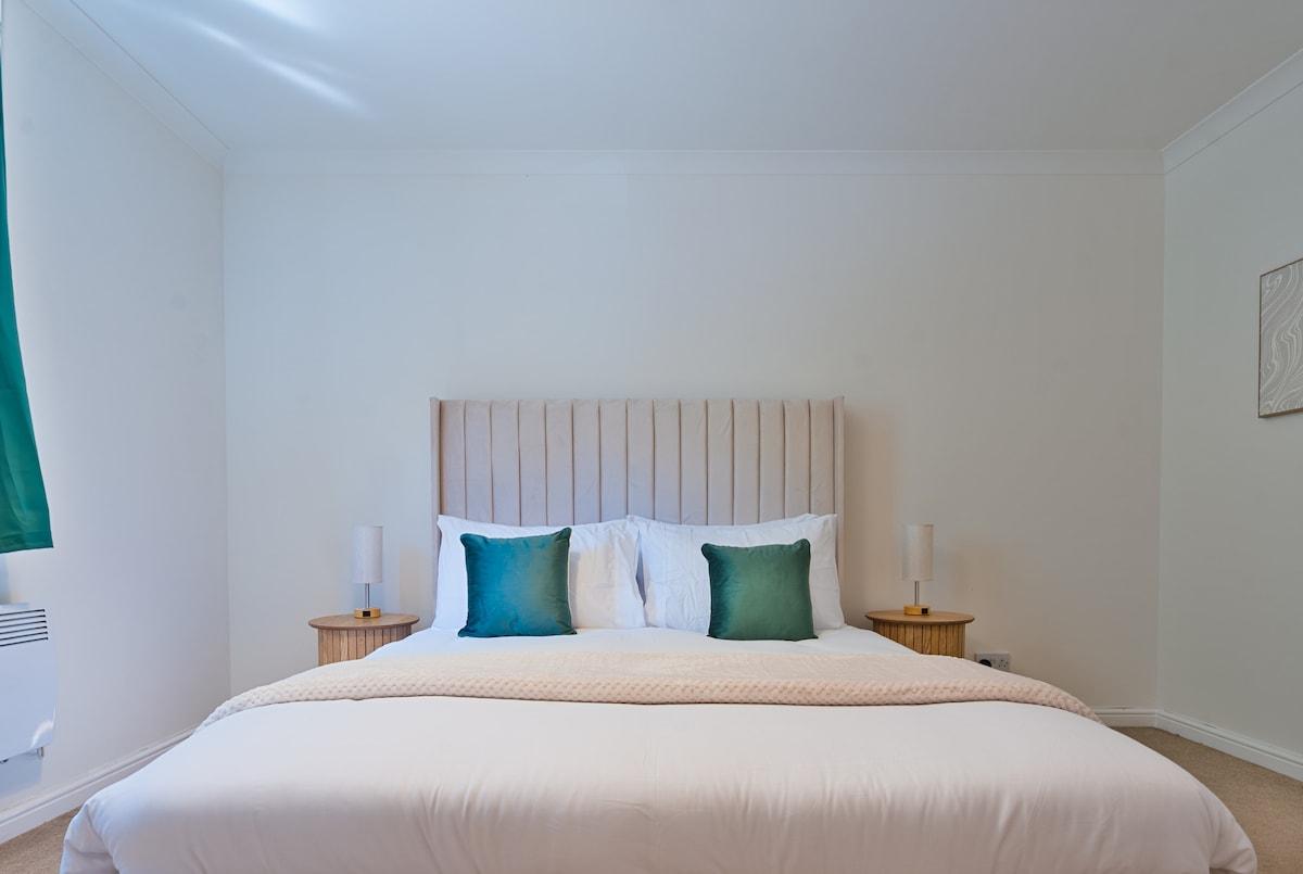 Spacious 2BR/2BA Riverside Flat | Canary Wharf6